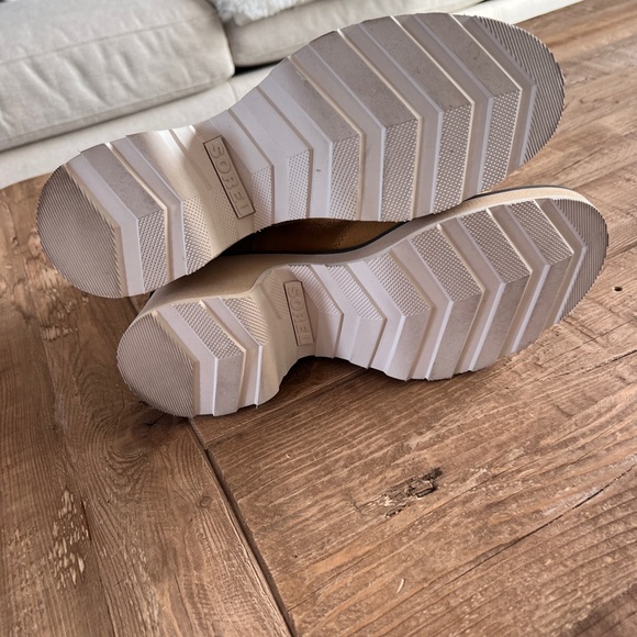 Sorel yellow suede Hi-Line Chelsea boots - Picture 6 of 6